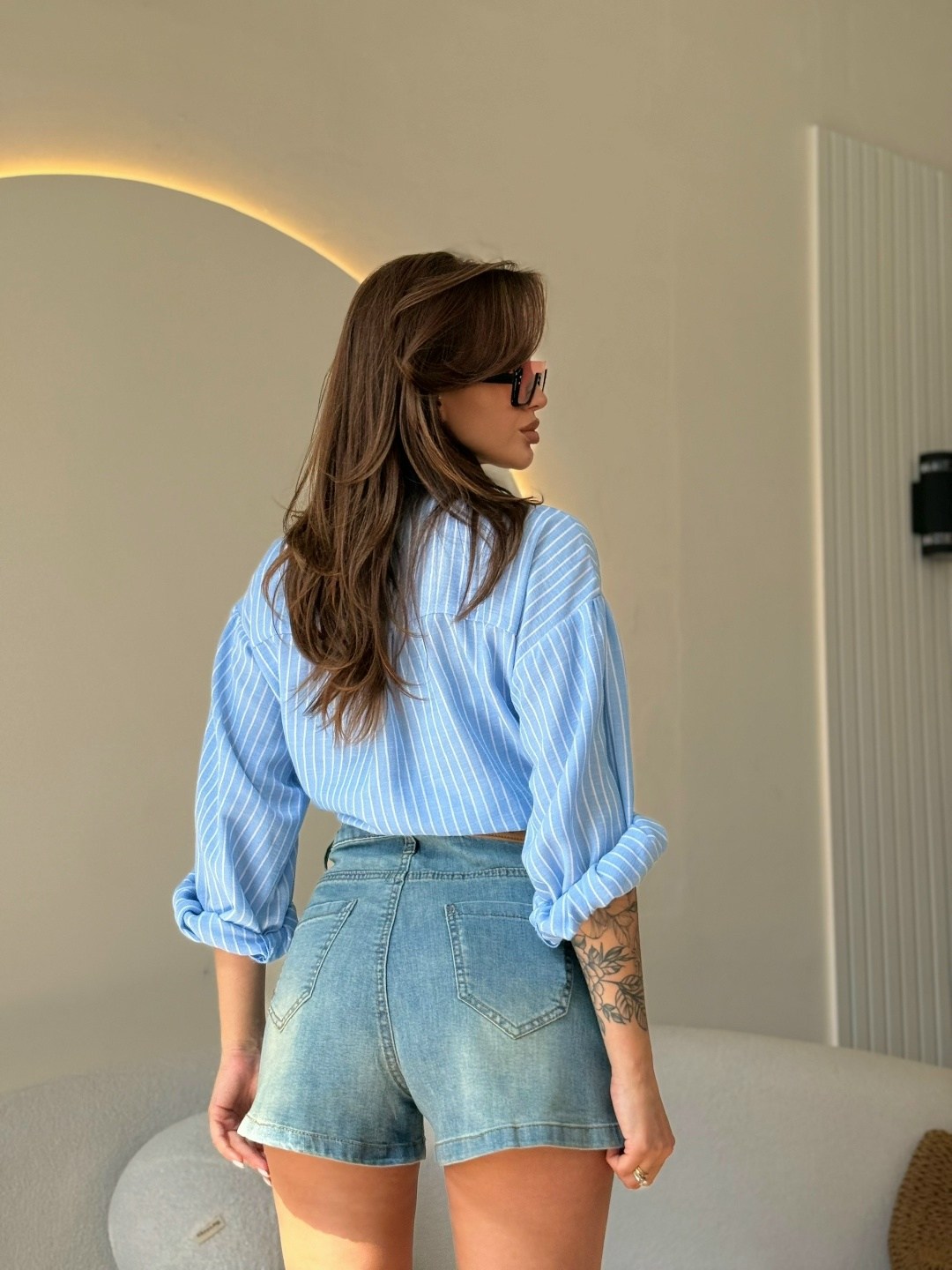 рубашка женская,джинсовые шорты,рубашка в полоску оверсайз,рубашка в полоску,рубашка женская голубая