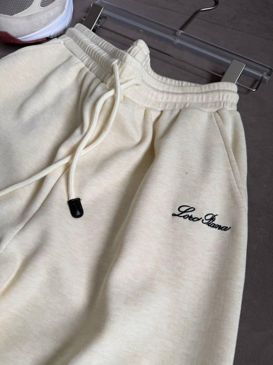 спортивный костюм loro piana,бежевый костюм,костюм стильный,костюм белый,костюм спортивный