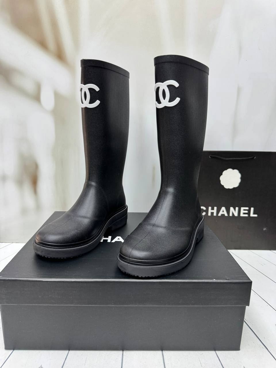 резиновые сапоги chanel,шанель сапоги резиновые защита от дождя и снега,сапоги chanel,chanel черные резиновые сапоги для женщин,шанель сапоги резиновые