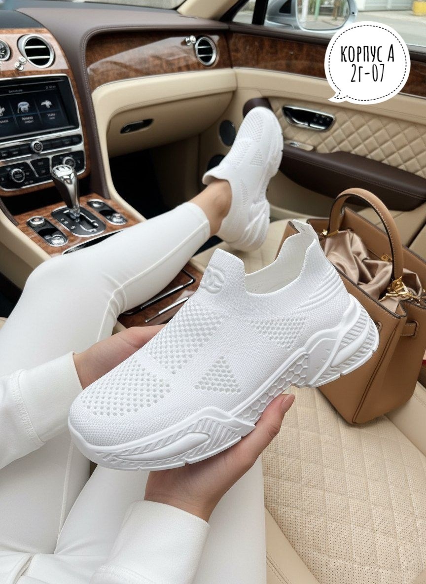 лакшери герл,девушка с машиной,,одежда стильная,костюм женский тройка