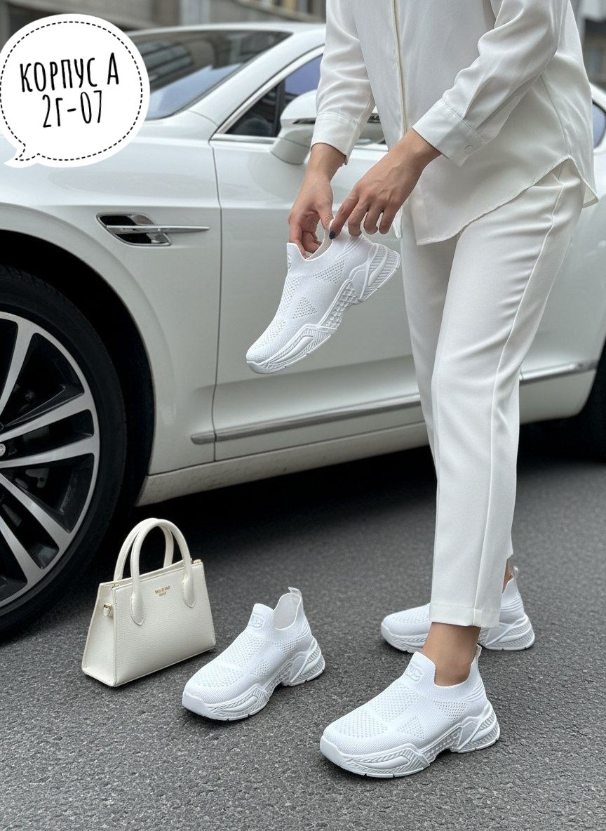 лакшери герл,девушка с машиной,,одежда стильная,костюм женский тройка