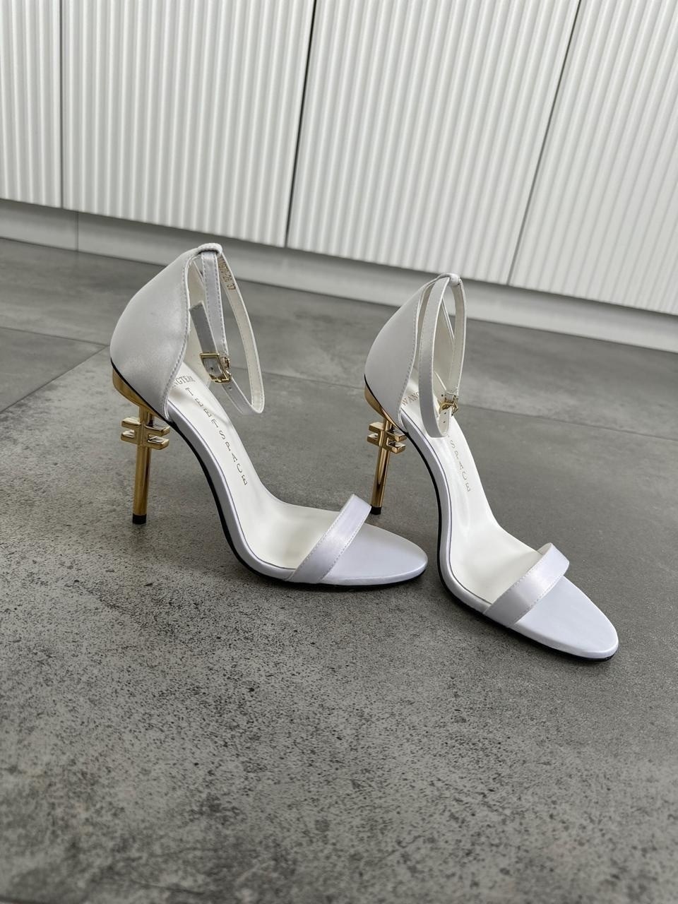 босоножки на каблуках,туфли yves saint laurent 2026,босоножки yves saint laurent,черные босоножки,босоножки ив сен лоран