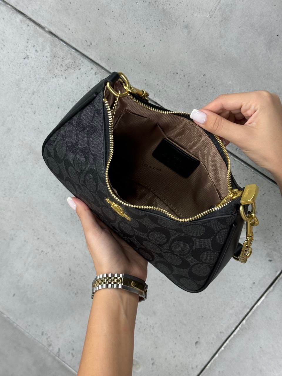 сумка coach,женская сумка coach,сумка кросс-боди через плечо женская,брендовая сумка через плечо coach,сумка-багет coach с цепочкой