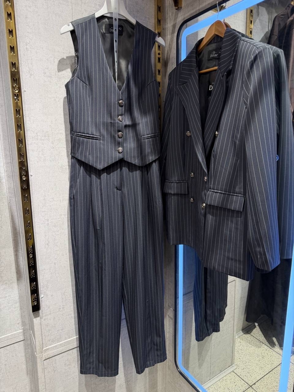 fursac костюм в тонкую полоску с двубортным пиджаком синий,tagliatore костюм в тонкую полоску с двубортным пиджаком синий,двубортный костюм в полоску,костюм с двубортным пиджаком,костюм классический