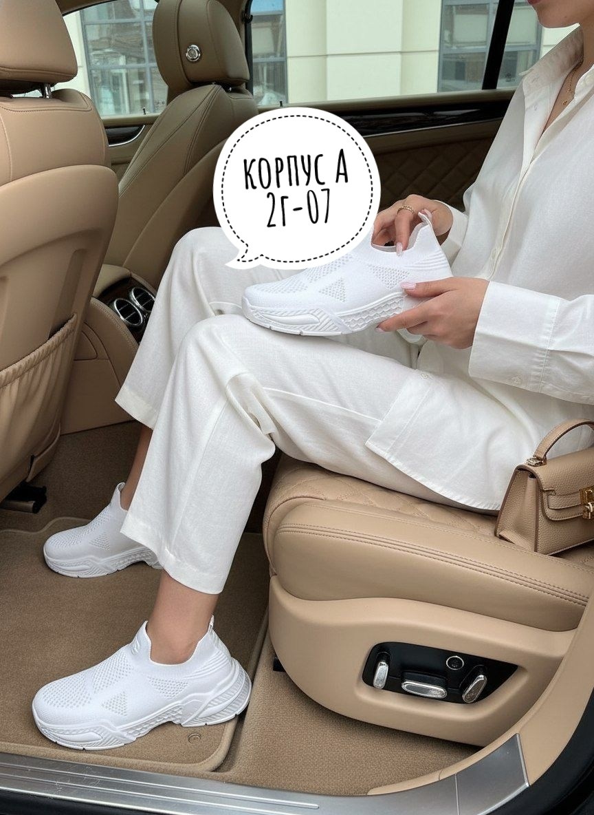 лакшери герл,девушка с машиной,,одежда стильная,костюм женский тройка