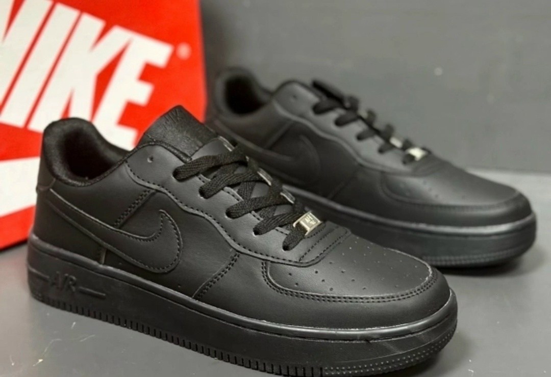 nike air force 1 low black,черные кроссовки nike air force 1,кроссовки для мужчин,nike air force 1 low triple black,кроссовки