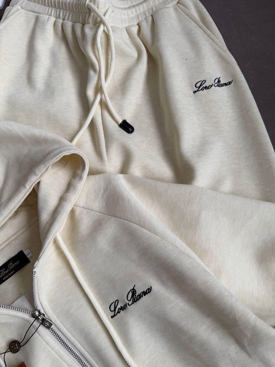 спортивный костюм loro piana,бежевый костюм,костюм стильный,костюм белый,костюм спортивный