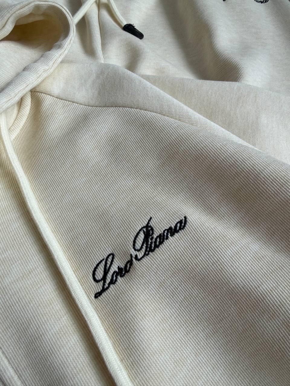 спортивный костюм loro piana,бежевый костюм,костюм стильный,костюм белый,костюм спортивный