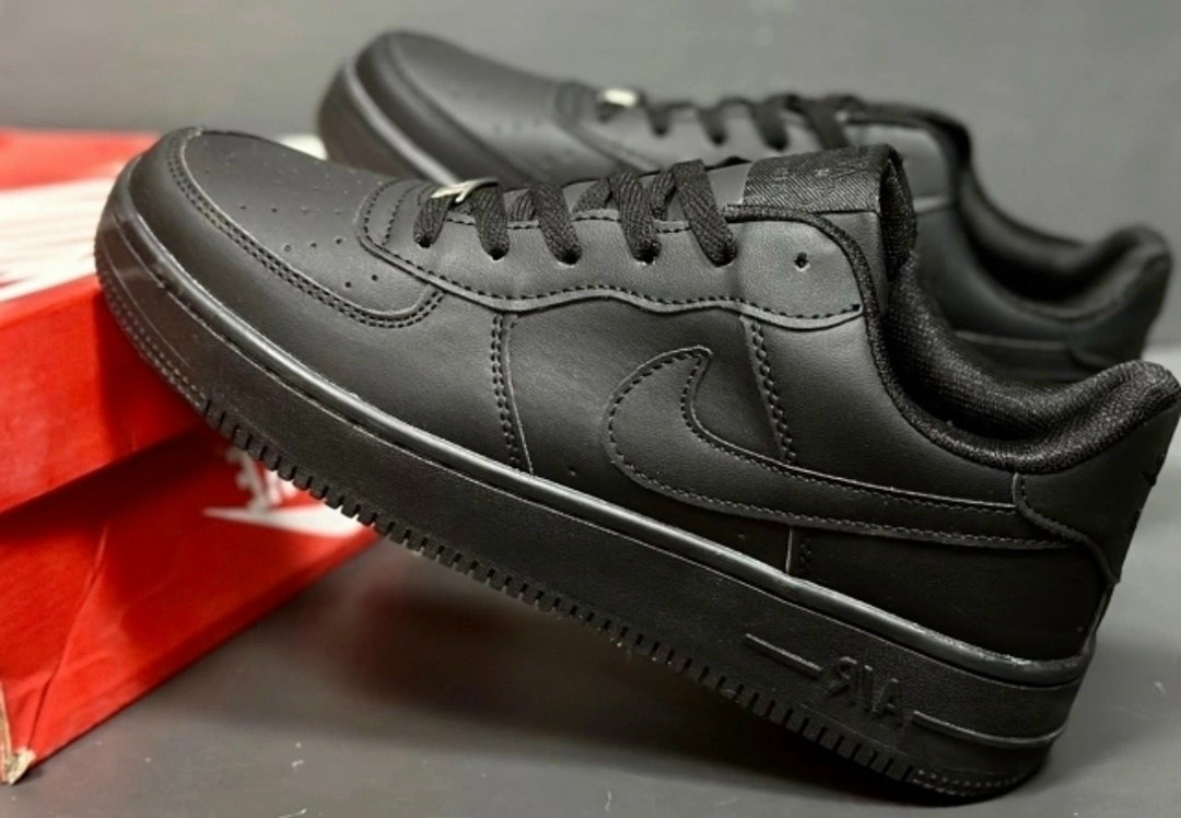 nike air force 1 low black,черные кроссовки nike air force 1,кроссовки для мужчин,nike air force 1 low triple black,кроссовки