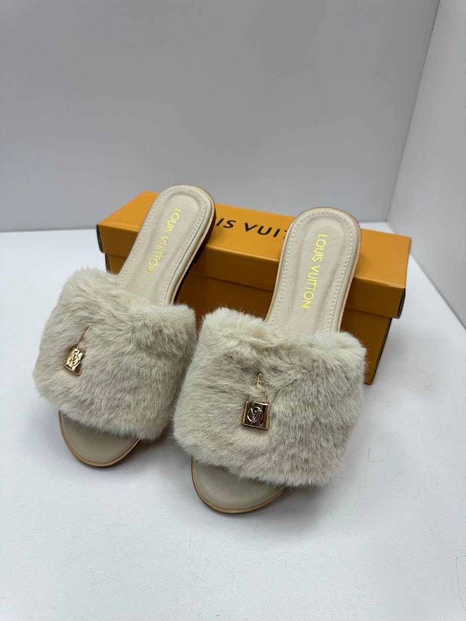 тапочки louis vuitton,шлепанцы louis vuitton,louis vuitton shoes,тапочки женские,меховые тапочки луи виттон