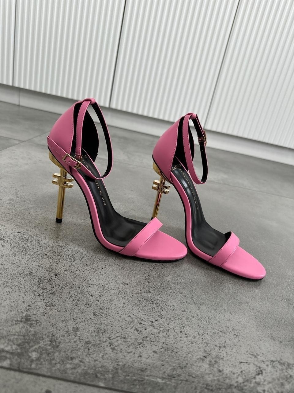 босоножки на каблуках,туфли yves saint laurent 2026,босоножки yves saint laurent,черные босоножки,босоножки ив сен лоран