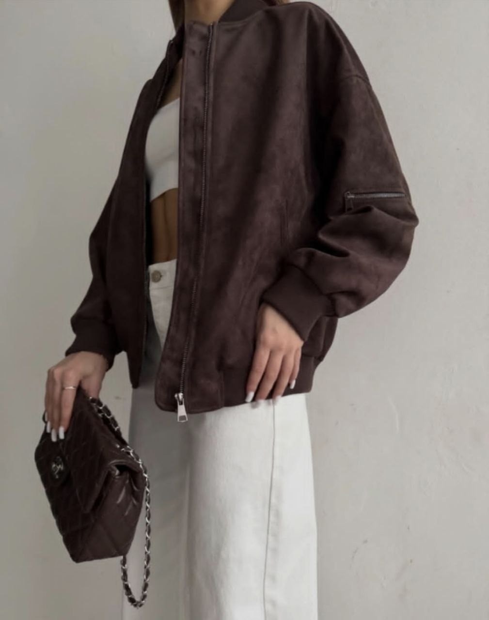 куртка бомбер,косуха бомбер укороченная куртка оверсайз alnako,женская куртка бомбер из эко замши коричневого цвета,кожаная куртка,бомбер замшевый оверсайз athe.brand