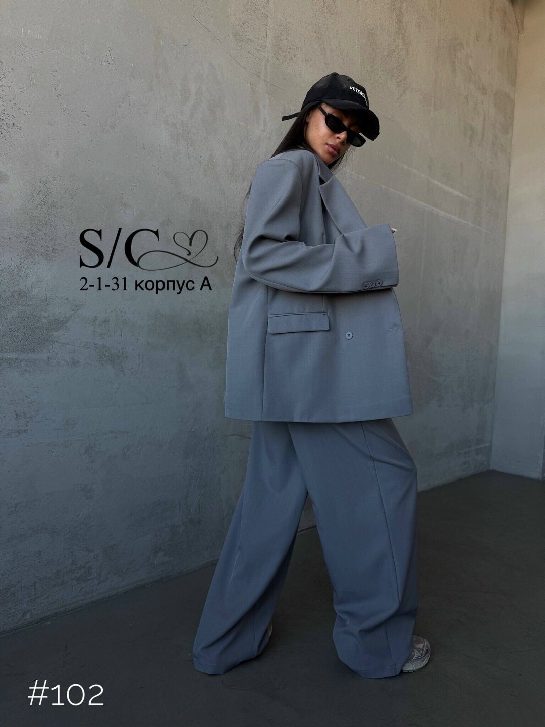 брючный костюм с брюками палаццо и укороченным пиджаком,костюм брюки палаццо и пиджак,брючный костюм,серый брючный костюм,модные брючные костюмы