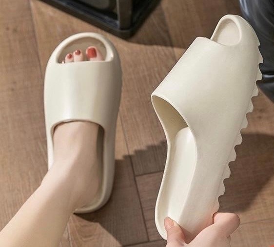 женские шлепанцы,летние тапочки,модные тапочки,модные резиновые шлепки,тапки yeezy slide