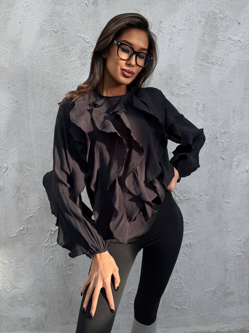 асимметричная блузка с рюшами & other stories черный,блузка с оборками,блузка с воланом,стильная блузка,асимметричная блузка с рюшами