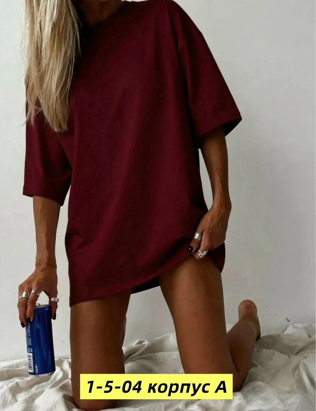 женская футболка,женская футболка оверсайз,футболка женская свободного покроя,девушка в черной футболке оверсайз,футболка оверсайз с