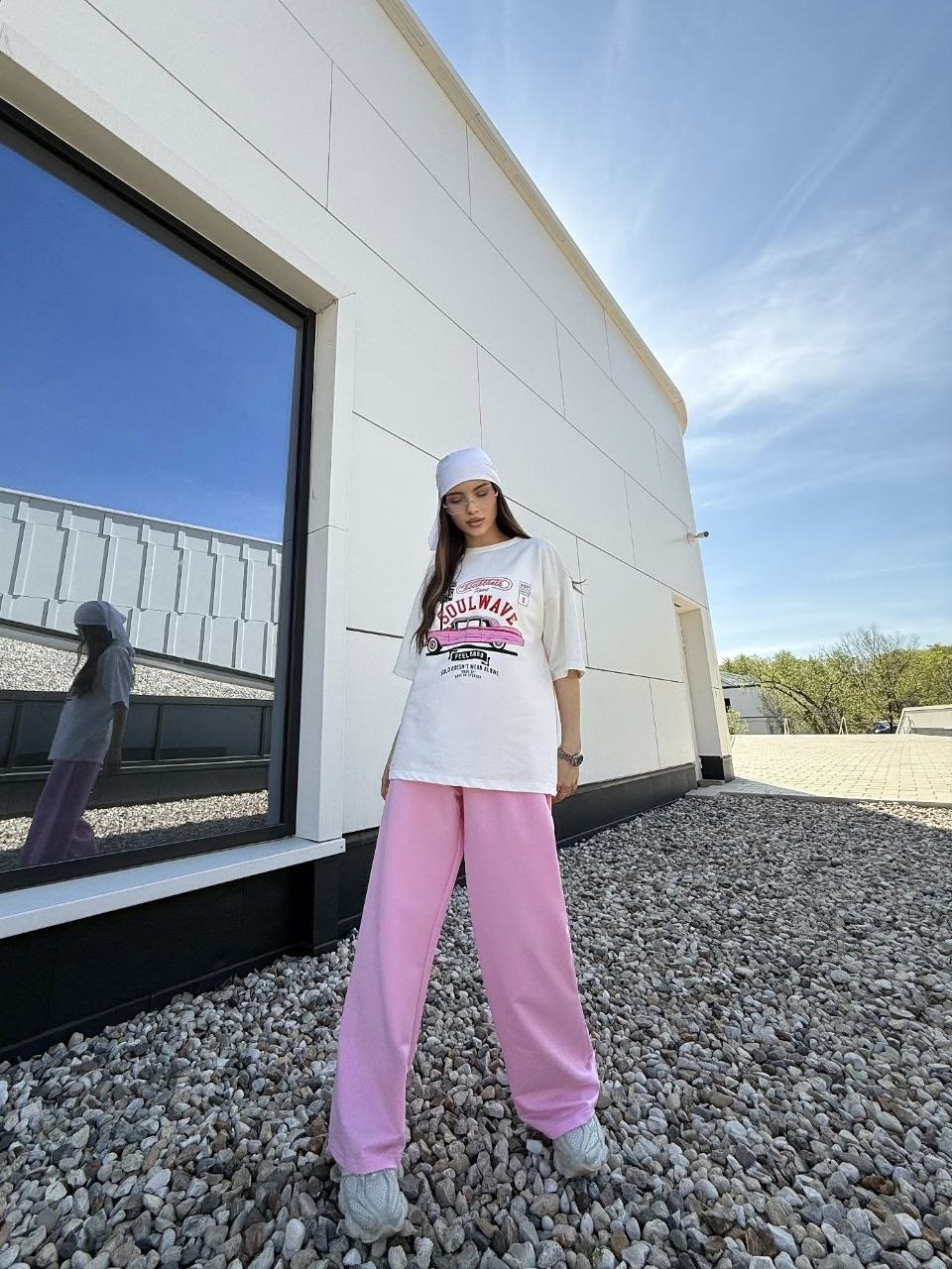стиль оверсайз,женские костюмы,футболки оверсайз с принтами,брюки розовые