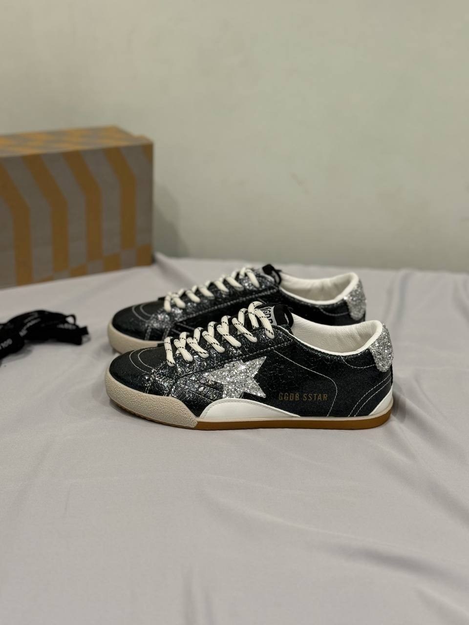 кеды super-star с блестками golden goose черный,замшевые низкие кеды ballstar с аппликацией в виде звезд golden goose черный,кеды golden goose,кожаные низкие кеды с блестками superstar golden goose,об