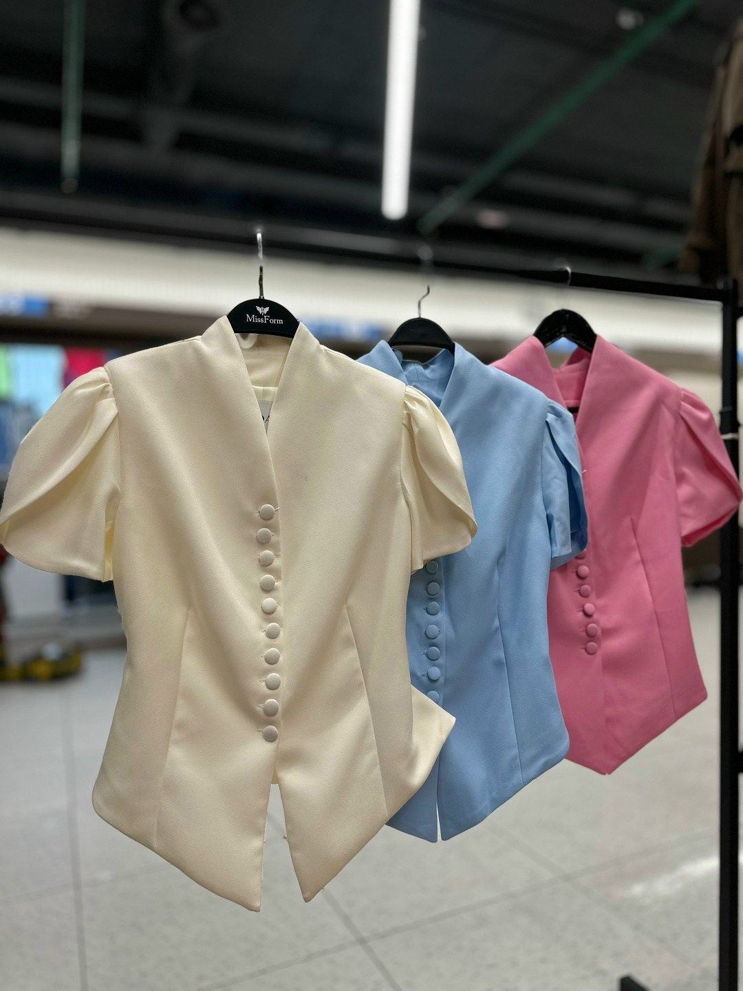 пиджак приталенный с коротким рукавом и баской mm dream collection,элегантный костюмный пиджак с коротким рукавом и баской,пиджак женский с короткими рукавами,блузка элегантная,стильная блуза