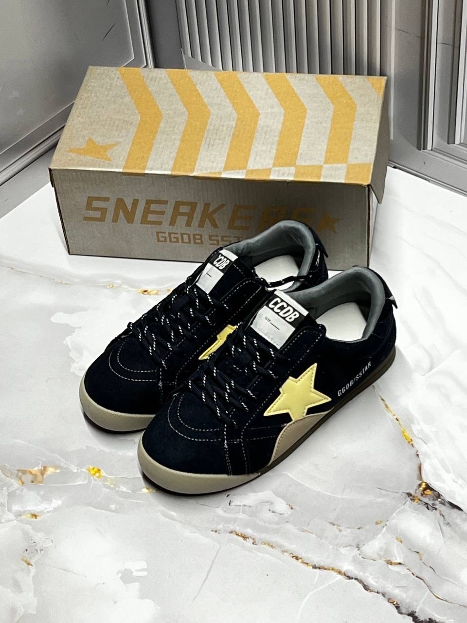 golden goose кроссовки super-star коричневый,мужские замшевые низкие кроссовки с вышитыми звездами superstar golden goose коричневый,коричневые кроссовки ball star golden goose anthracite silver,golde