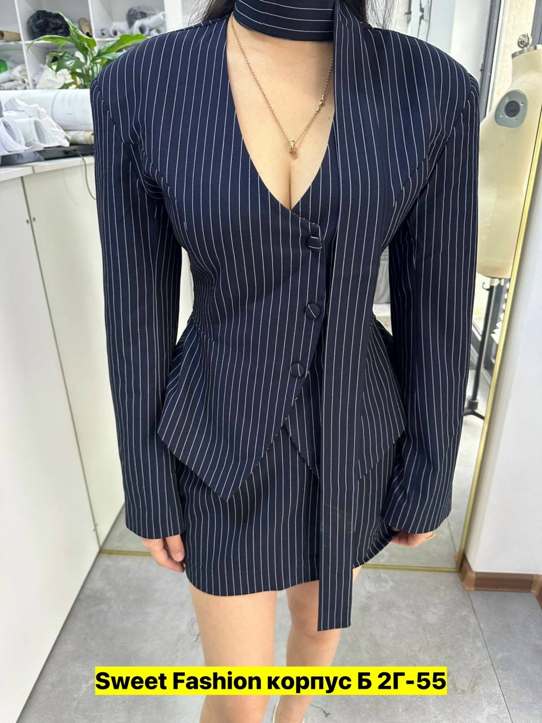 костюм двойка пиджак и юбка,костюм женский с юбкой и пиджаком,костюм двойка женская,костюм в полоску с приталенный жакетом юбкой,женский костюм с приталенным жакетом и юбка