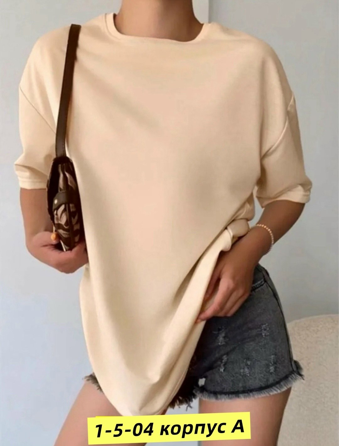 женская футболка,женская футболка оверсайз,футболка женская свободного покроя,девушка в черной футболке оверсайз,футболка оверсайз с