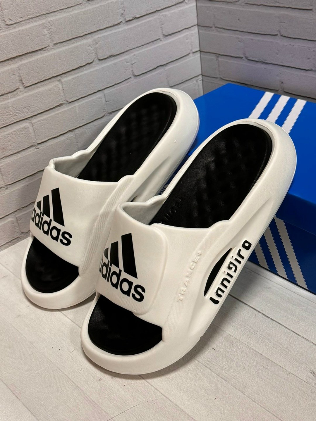 массажные тапки адидас,,шлепанцы adidas,adidas сланцы,тапки адидас черные