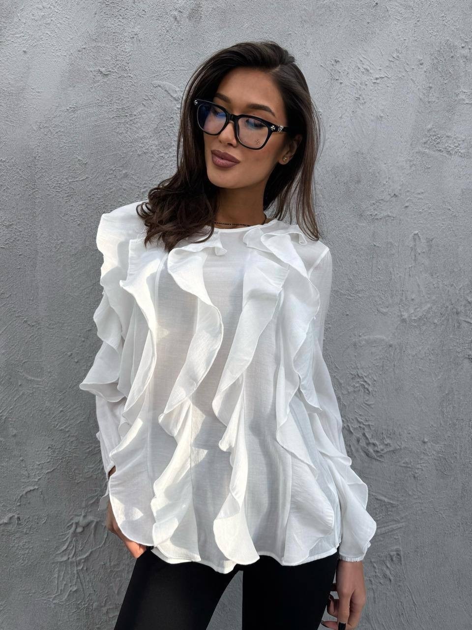 асимметричная блузка с рюшами & other stories черный,блузка с оборками,блузка с воланом,стильная блузка,асимметричная блузка с рюшами