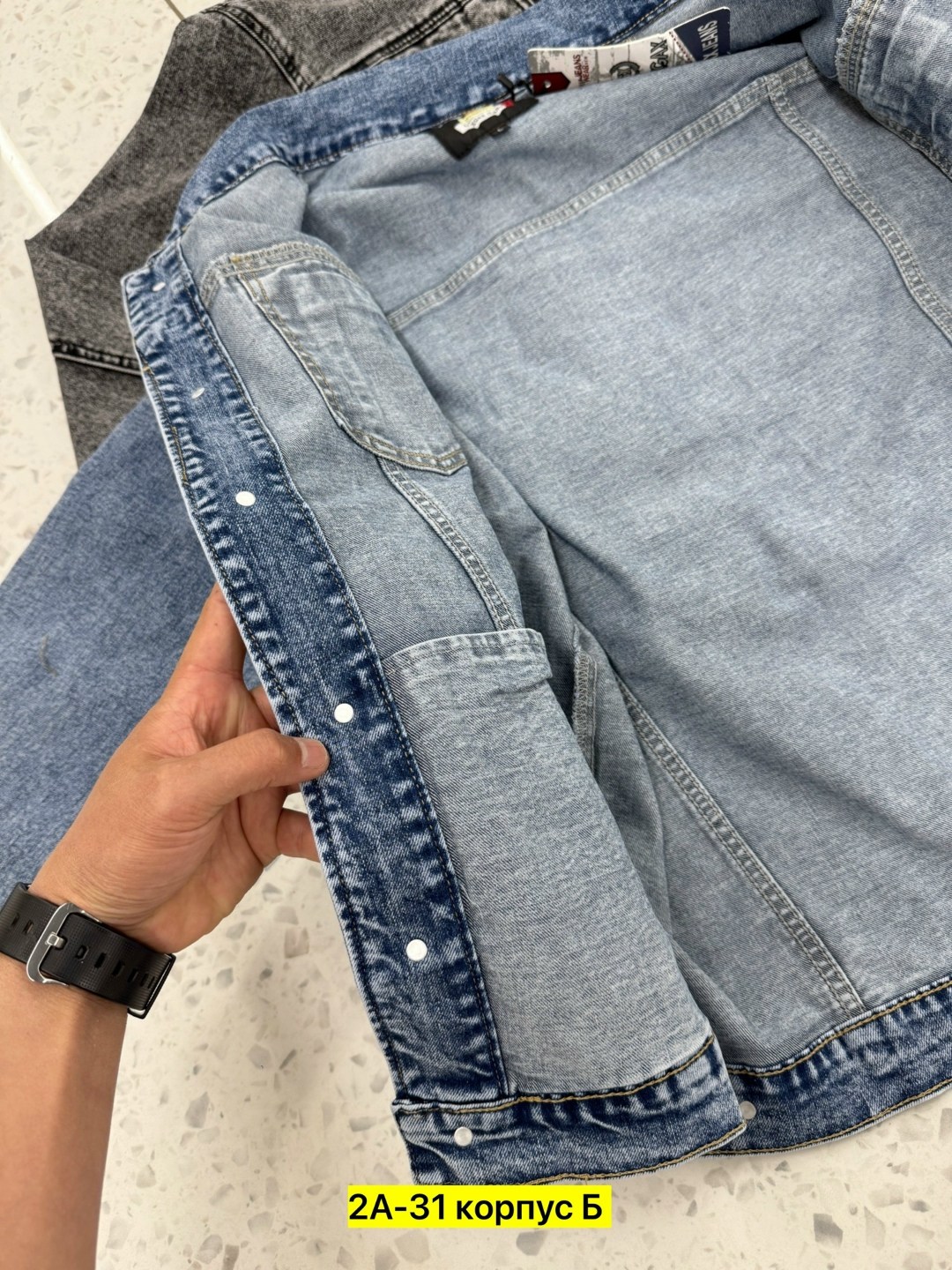 мужской стиль кэжуал,джинсовая куртка,серые джинсы,серая джинсовая куртка мужская,мужская джинсовая куртка