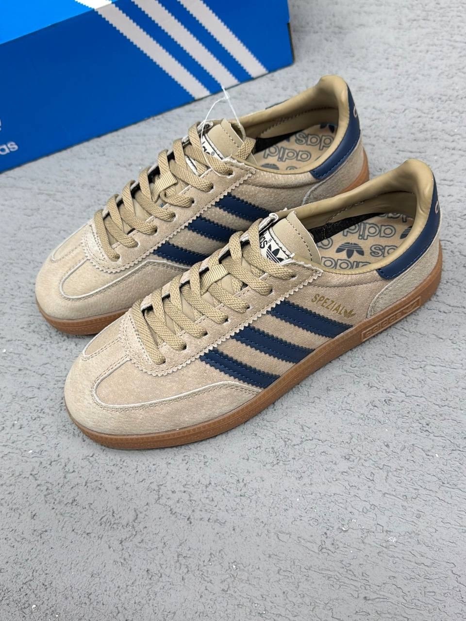 кеды рабочие adidas originals handball spzl,замшевые кроссовки handball spezial adidas originals бежевый,кроссовки adidas,замшевые кроссовки adidas originals handball spezial цвет бежевый jh5435,кросс