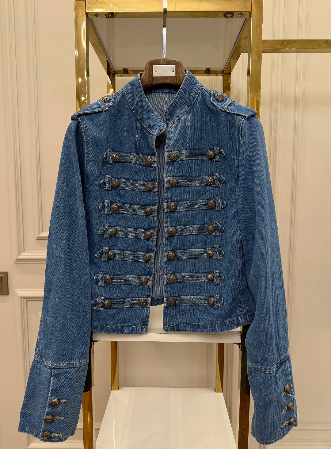 джинсовая куртка в стиле милитари,куртка в стиле милитари,джинсовая куртка,короткая куртка,джинсовая куртка с воротником