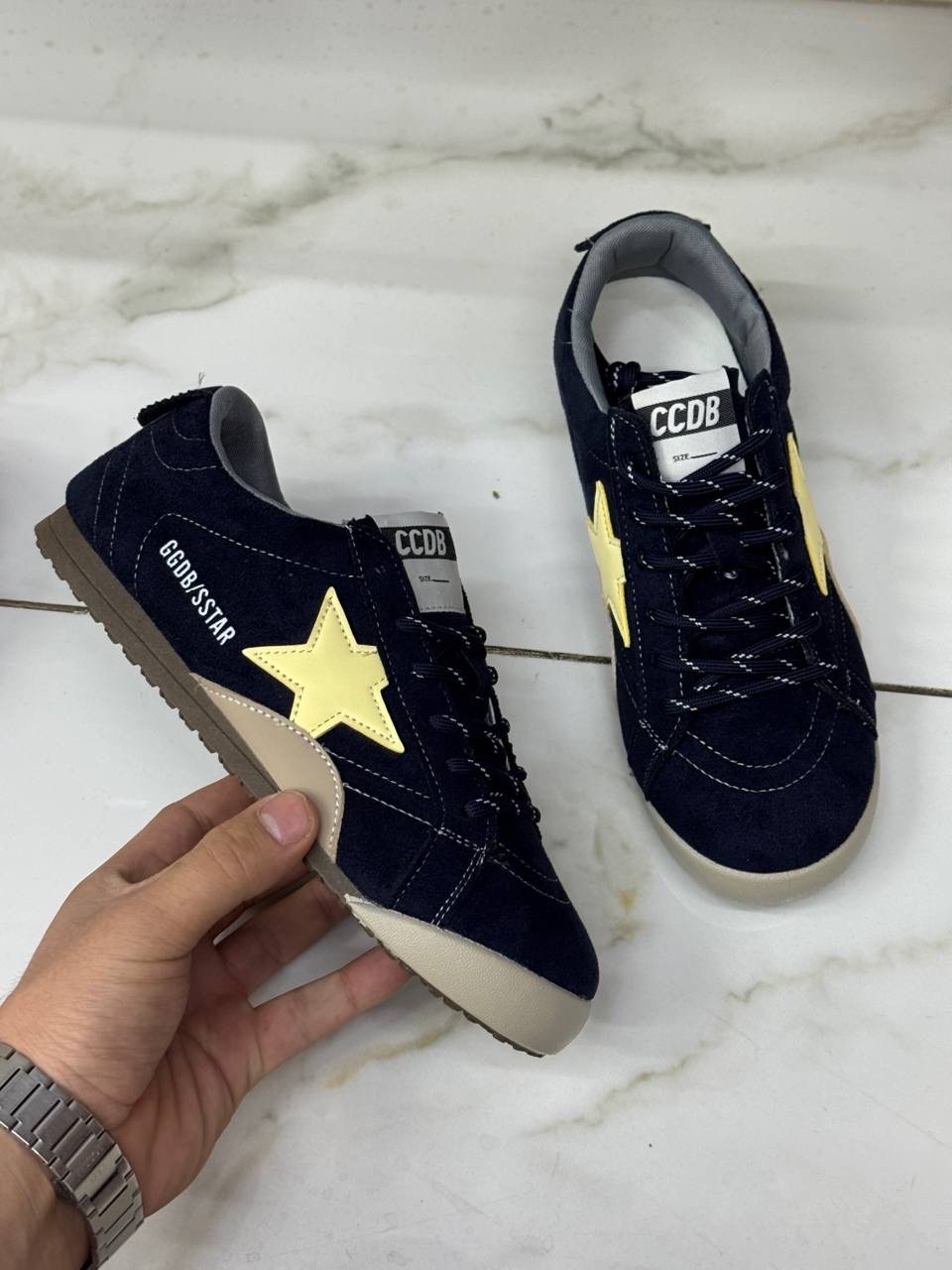 golden goose кроссовки super-star коричневый,мужские замшевые низкие кроссовки с вышитыми звездами superstar golden goose коричневый,коричневые кроссовки ball star golden goose anthracite silver,golde