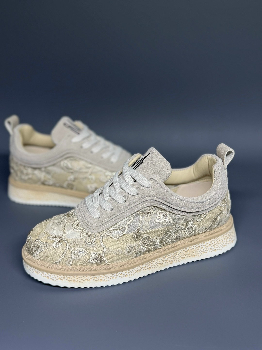 кроссовки женскиe,,стильные женские кроссовки, женская,модные кроссовки