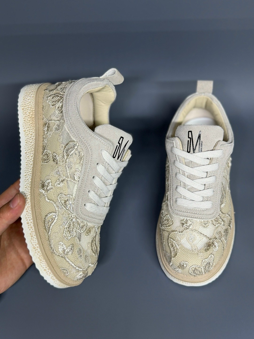 кроссовки женскиe,,стильные женские кроссовки, женская,модные кроссовки