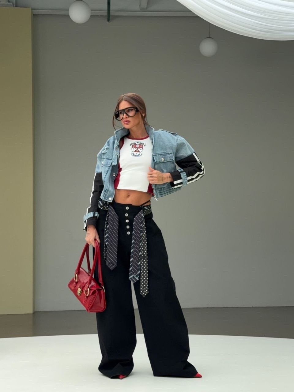 джинсы модные в 2025,модные джинсы,джинсы комбинированные,модные джинсы в 2025 году