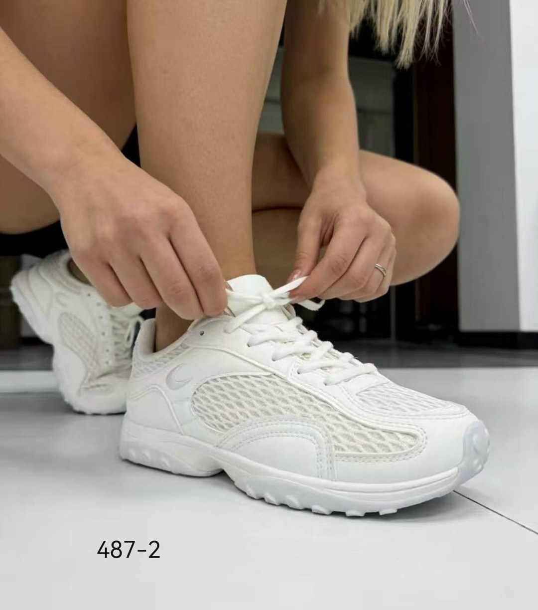 девушка в библиотеке,книга в библиотеке,фотосессия в библиотеке,девушка с книгами,чтение книги