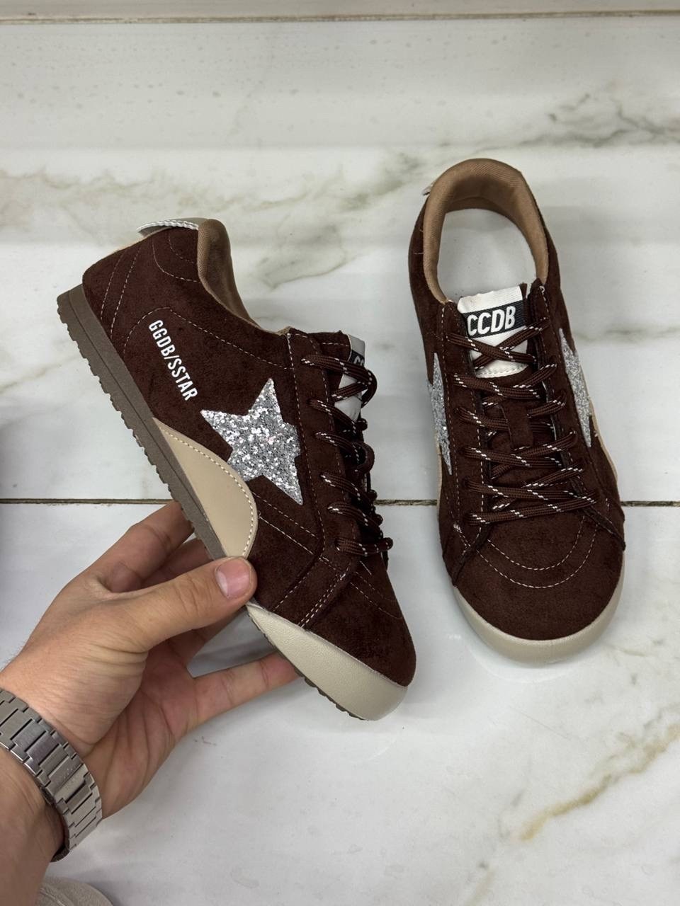 golden goose кроссовки super-star коричневый,мужские замшевые низкие кроссовки с вышитыми звездами superstar golden goose коричневый,коричневые кроссовки ball star golden goose anthracite silver,golde