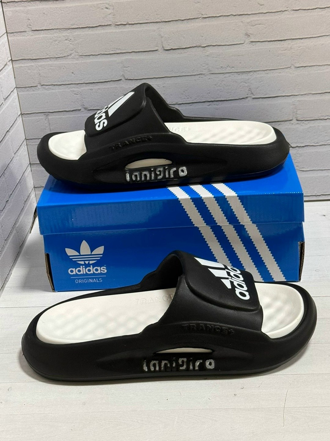 массажные тапки адидас,,шлепанцы adidas,adidas сланцы,тапки адидас черные