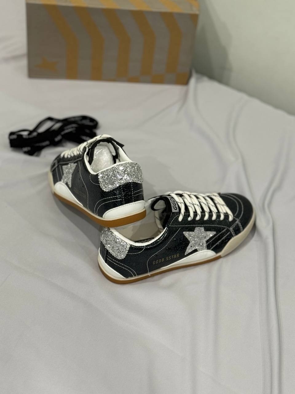 кеды super-star с блестками golden goose черный,замшевые низкие кеды ballstar с аппликацией в виде звезд golden goose черный,кеды golden goose,кожаные низкие кеды с блестками superstar golden goose,об