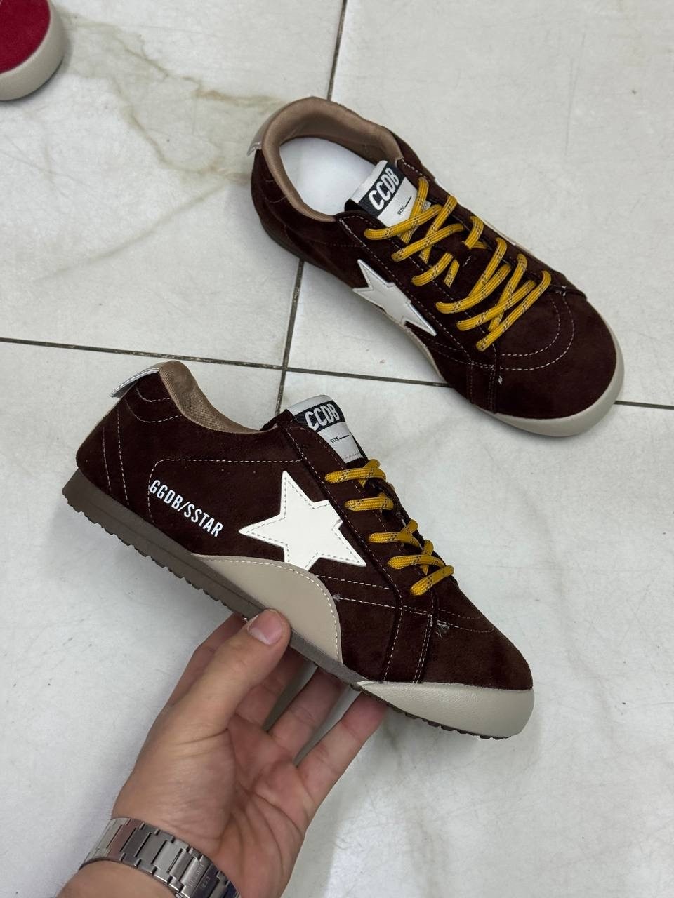 golden goose кроссовки super-star коричневый,мужские замшевые низкие кроссовки с вышитыми звездами superstar golden goose коричневый,коричневые кроссовки ball star golden goose anthracite silver,golde