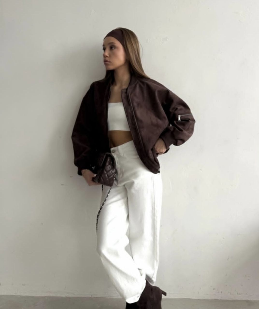 куртка бомбер,косуха бомбер укороченная куртка оверсайз alnako,женская куртка бомбер из эко замши коричневого цвета,кожаная куртка,бомбер замшевый оверсайз athe.brand