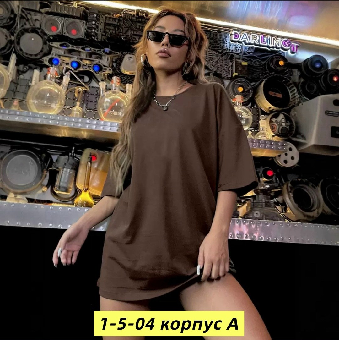 женская футболка,женская футболка оверсайз,футболка женская свободного покроя,девушка в черной футболке оверсайз,футболка оверсайз с