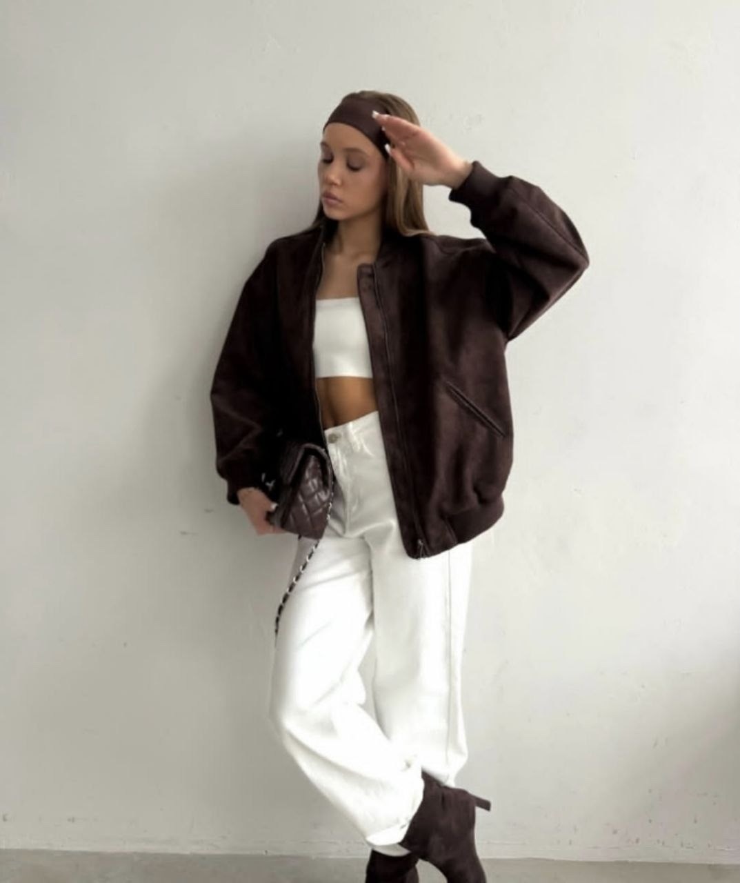 куртка бомбер,косуха бомбер укороченная куртка оверсайз alnako,женская куртка бомбер из эко замши коричневого цвета,кожаная куртка,бомбер замшевый оверсайз athe.brand