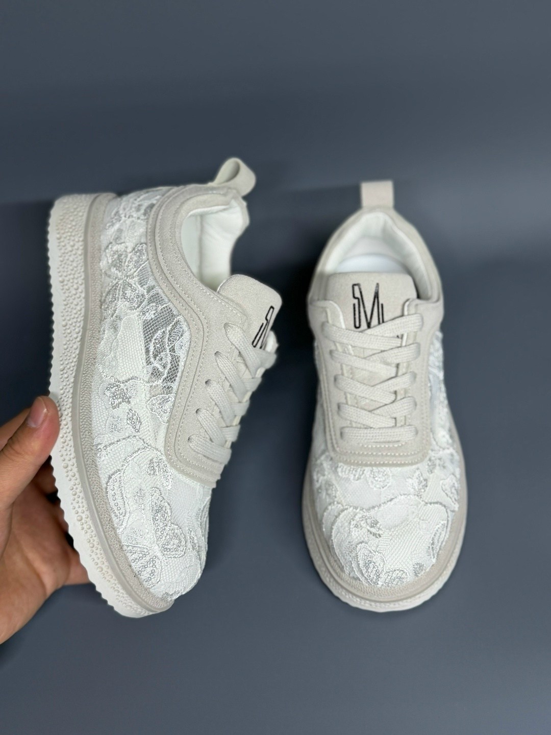 кроссовки женскиe,,стильные женские кроссовки, женская,модные кроссовки