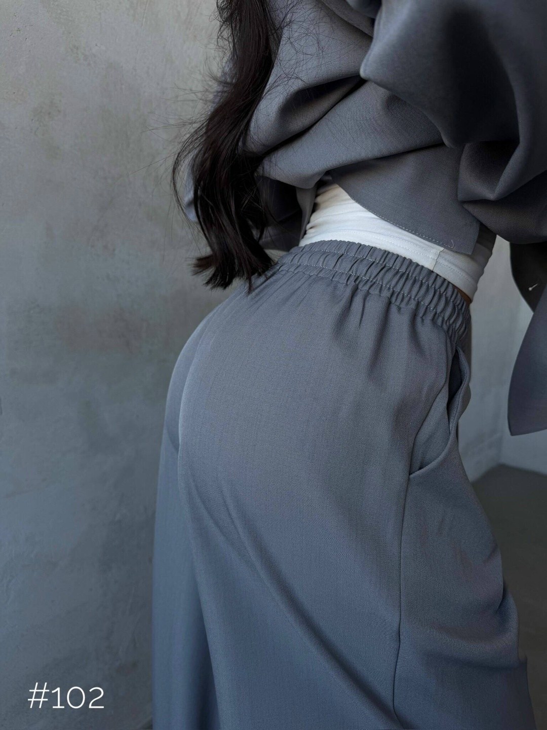 брючный костюм с брюками палаццо и укороченным пиджаком,костюм брюки палаццо и пиджак,брючный костюм,серый брючный костюм,модные брючные костюмы