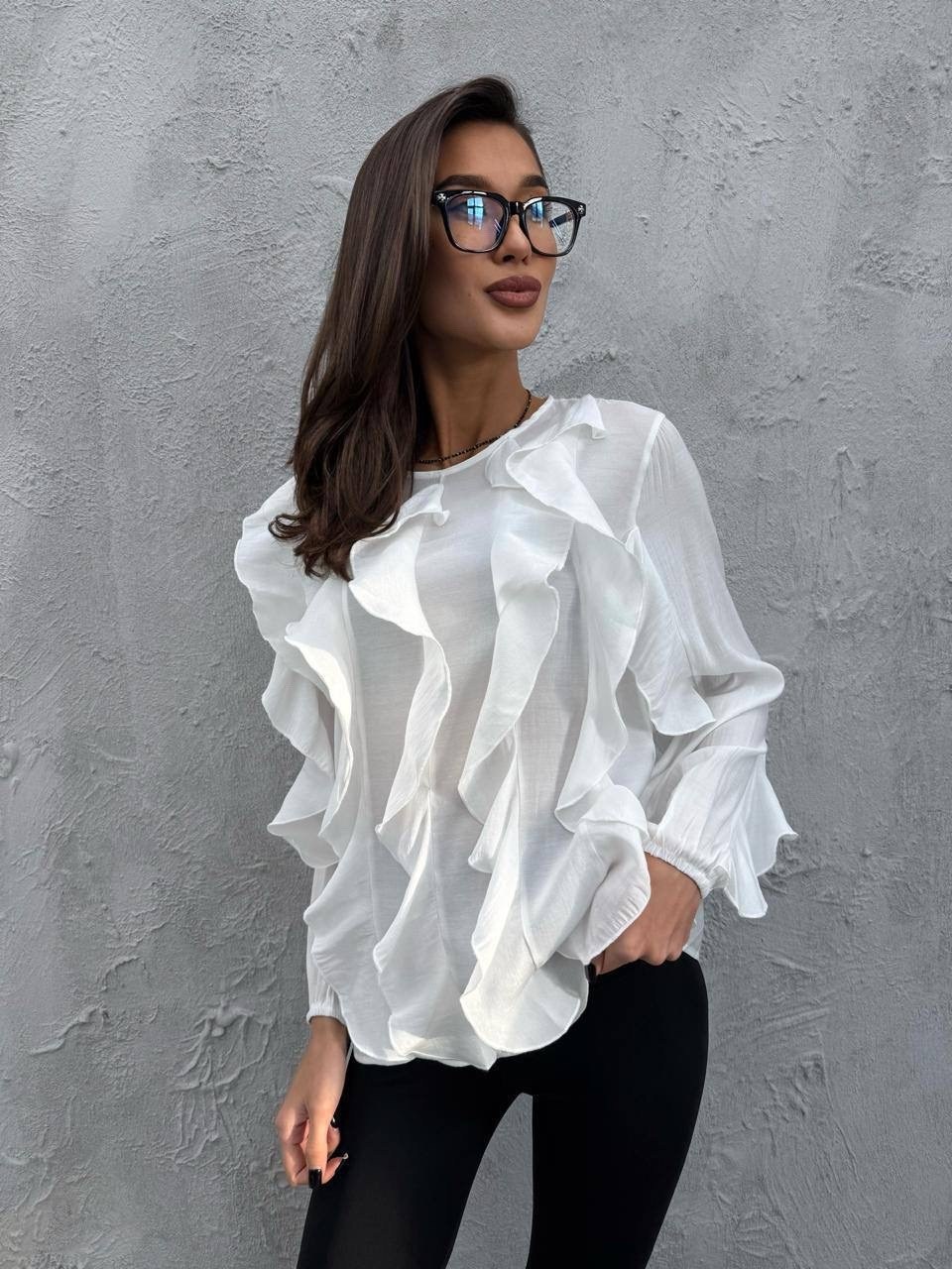 асимметричная блузка с рюшами & other stories черный,блузка с оборками,блузка с воланом,стильная блузка,асимметричная блузка с рюшами