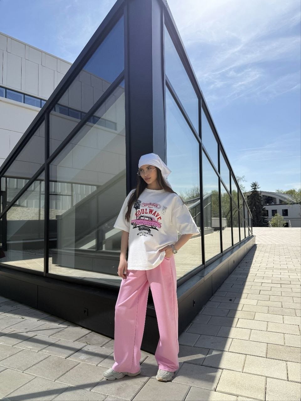 стиль оверсайз,женские костюмы,футболки оверсайз с принтами,брюки розовые