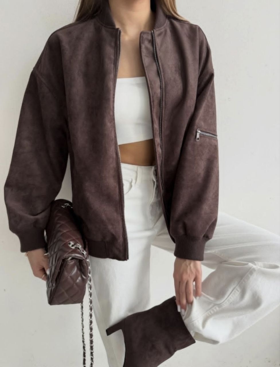 куртка бомбер,косуха бомбер укороченная куртка оверсайз alnako,женская куртка бомбер из эко замши коричневого цвета,кожаная куртка,бомбер замшевый оверсайз athe.brand