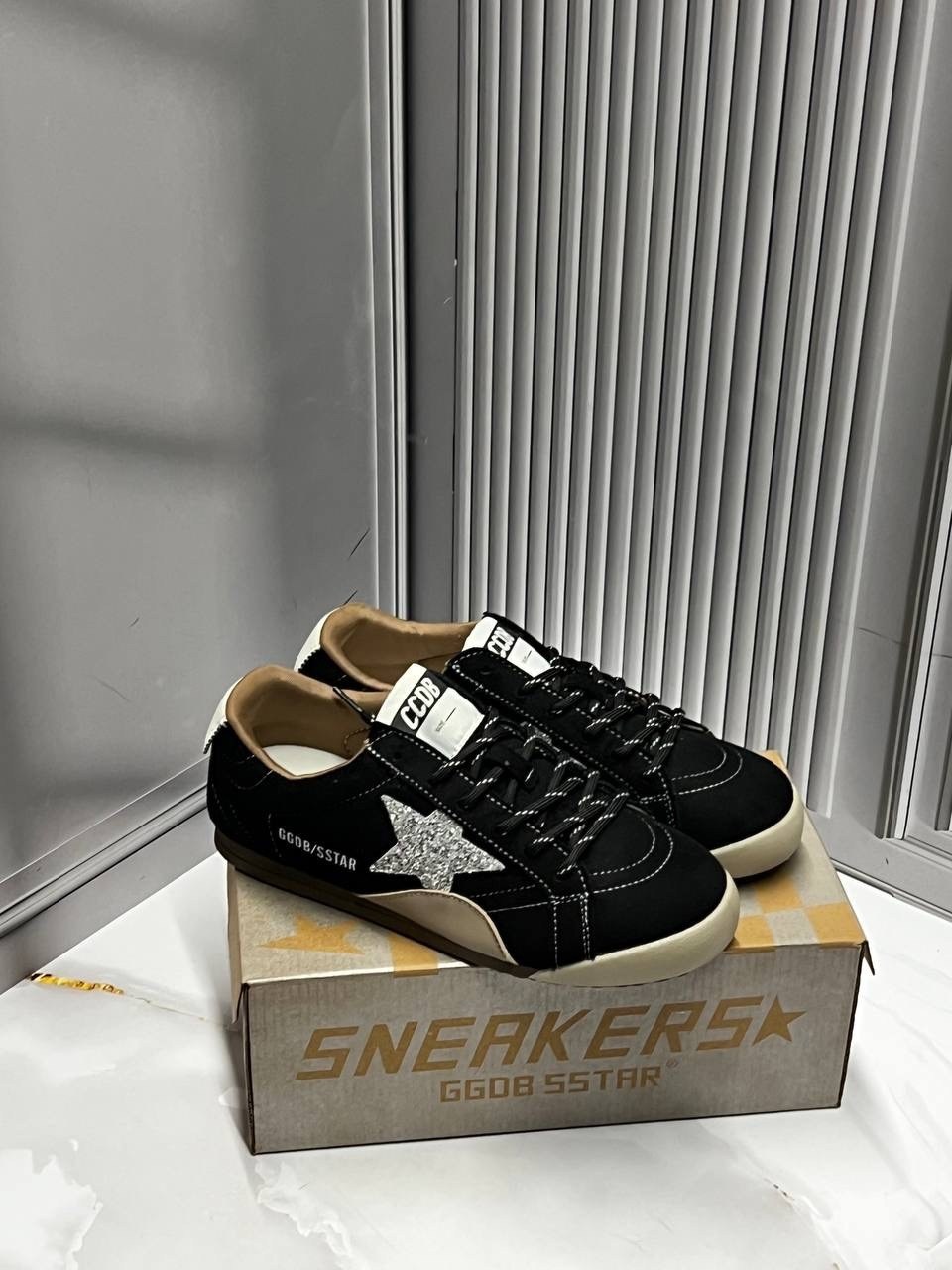 ,кроссовки golden goose,кеды super-star с блестками golden goose черный,кеды golden goose,замшевые низкие кеды ballstar с аппликацией в виде звезд golden goose черный