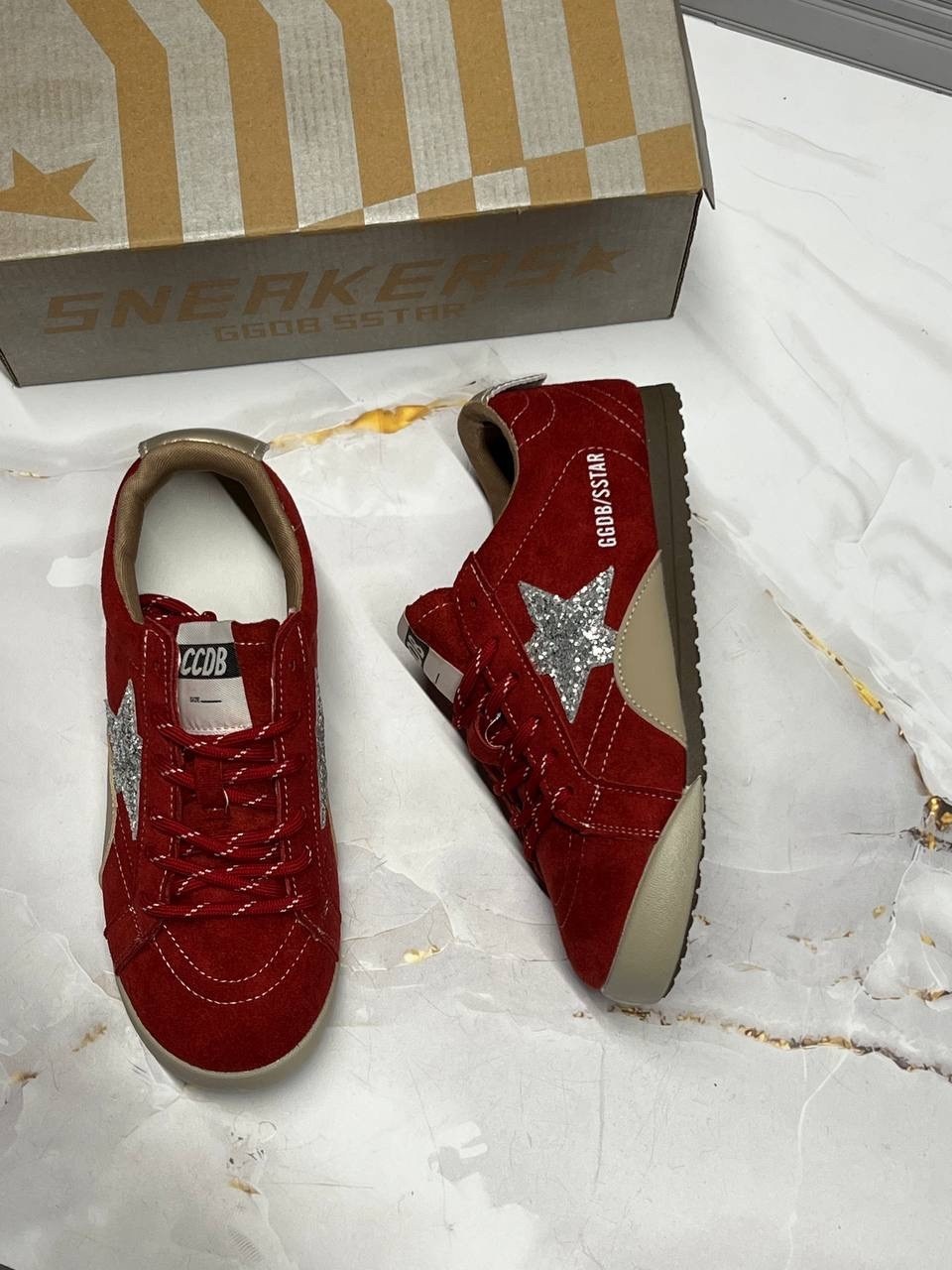 ,кроссовки golden goose,кеды super-star с блестками golden goose черный,кеды golden goose,замшевые низкие кеды ballstar с аппликацией в виде звезд golden goose черный